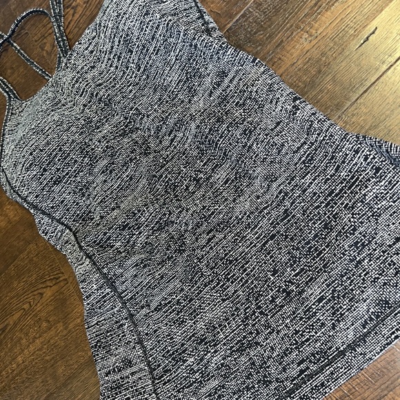Lululemon tank top size 8 - Picture 2 of 5